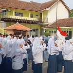 Upacara di Yayasan Hidayatul Mubtadiin, Desa Wonosari, Kecamatan Wonorejo, Kabupaten Pasuruan.