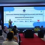 Menteri Ketenagakerjaan RI, Ida Fauziyah saat pidato di acara Sosialisasi Program Pemagangan Dalam dan Luar Negeri dan Sosialisasi Pelatihan Vokasi di Jombang­. (foto: AAN AMRULLOH/ BANGSAONLINE)