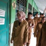 Wali Kota Kediri saat meninjau SDN Setono Pande. Foto: Ist