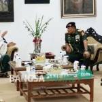 Gus Solah berbincang dengan Panglima TNI Jenderal Gatot Nurmantyo di dalem Kasepuhan Tebuireng. foto: RONY S/ BANGSAONLINE