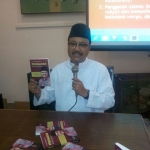 Gus Ipul saat launching buku yang berjudul "Perubahan Berkelanjutan" di RM Sari Nusantara Surabaya, Senin (15/1) sore. Foto: YUDI A/BANGSAONLINE