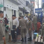Satpol PP melakukan penebalan personel dan pengamanan di sejumlah titik rawan. Foto: Hms