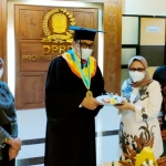 Dr. Drs. Andik Fadjar Tjahjono, M.Si, Sekretaris DPRD Jatim menggelar tasyakuran sederhana bersama keluarga setelah meraih gelar doktor dari FISIP Unair Surabaya. foto: istimewa