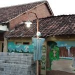Inilah satu patung yang dipasang warga di rumah mereka di Dusun Biting Desa Kutorenon Kecamatan Sukodono Lumajang Jawa Timur Foto: bangsaonline.com 