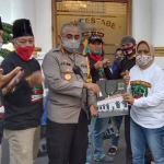 Komunitas Jogo Suroboyo (Jogoboyo) memberikan dukungan moral kepada Kapolrestabes Surabaya dalam menjaga kondusivitas Kota Surabaya dari para perusuh. (foto: ist).