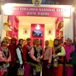 Pengunjung pameran Kriyanusa saat di depan stan Kota Kediri. Foto: Ist