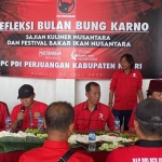 Ketua DPC PDIP Kabupaten Kediri, Murdi Hantoro (pegang mik), saat memberi sambutan sebelum makan bersama. Foto: Ist