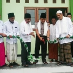 Kapolres Bangkalan AKBP Rama Samtama Putra melakukan pengguntingan pita untuk meresmikan Gedung Diniyah Al Mukhlisin di Mlajah, Bangkalan, Sabtu (15/2).