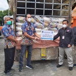 Ketua Aspekindo DPK Sidoarjo Gagah Eko Wibowo saat menyerahkan bantuan berupa 5 ton beras untuk korban bencana di BPBD Jatim.