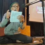 Salah satu peserta saat membacakan puisi di acara puncak perayaan Hari Kebebasan Pers Sedunia atau World Press Freedom Day (WPFD) 2021 yang diselenggarakan Aliansi Jurnalis Independen (AJI) Kediri. (foto: ist)