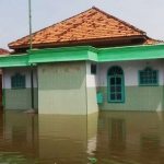 Kondisi musala dan kelas yang kebanjiran.