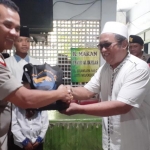 Kapolres Mojokerto Kota didampingi Ketua Panitia HPN dan Ketua PWI, secara simbolis menyerahkan santunan.
