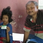 Suparno bersama putrinya, Patma Supriani yang sedang memegang kartu JKN-KIS. 