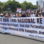 Ribuan Petani Jember unjuk rasa, mendesak reforma agraria di depan kantor Pemkab Jember, Senin (30/9/2019).