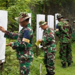 Prajurit Korem 084/BJ saat mengikuti latihan menembak senjata ringan atau Latbak Jatri di Lapangan Tembak Yon Arhanud 8/MBC, Sidoarjo.