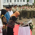 Gubernur Jawa Timur Khofifah Indar Parawansa saat menandatangani prasasti peresmian Masjid Hubbul Wathon di Kompleks SMAN 5 Taruna Brawijaya. Foto: MUJI HARJITA/ BANGSAONLINE