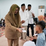Pj Wali Kota Kediri, Zanariah, saat memenyerahkan santunan kepada anak yatim. Foto: Ist