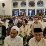 Jemaah tarawih pertama di Masjid Nasional Al-Akbar Surabaya, Senin (11/3/2024). Foto: M Mas