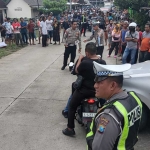 Petugas saat melakukan olah TKP kecelakaan lalu lintas yang terjadi di Desa Ngaglik, Kecamatan Kedungadem, Kabupaten Bojonegoro, Jumat (2/5/2025). Foto: Ist.