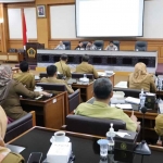 Timang DPRD Gresik dan TAPD saat membahas RAPBD-P 2025. Foto: Ist
