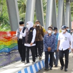 Gubernur Khofifah didampingi Bupati Sanusi melakukan peninjauan Jembatan Pelangi. foto: ist.