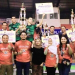 Para juara turnamen voli antar klub foto bareng usai acara penutupan di GOR Untung Suropati Kota Pasuruan.