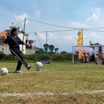 Ketua Bafa Kota Batu Ganisa Rumpoko menendang bola sebagai tanda kick off pertandingan.