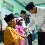 Wali Kota Kediri Abdullah Abu Bakar saat memberi bingkisan kepada anak yatim. Foto: Ist.