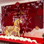 Photobooth dengan tema shio kuda api di area drop zone stasiun Madiun