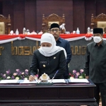 Gubernur Khofifah saat menandatangani persetujuan empat raperda dalam rapat paripurna di Gedung DPRD Jatim.