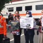 Manajer Humas Daop 7 Madiun bersama Gen Z saat menggelar sosialisasi Keselamatan dan Keamanan Perjalanan KA di Perlintasan Sebidang (JPL) 285 dan 286, Kediri. Foto: Ist