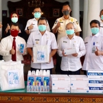 Bupati Pungkasiadi menerima bantuan masker dari Bank Jatim. 