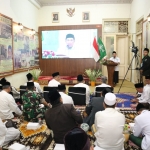 Ketua PCNU Surabaya Ir KH Masduki Toha bersama para kiai melaunching Hari Santri 2025 di Kantor PCNU Surabaya.