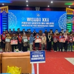 Dalam wisuda kali ini, Unirow juga memberikan penghargaan kepada wisudawan berprestasi dalam bidang akademik dan non-akademik.