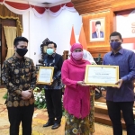 Wali Kota Kediri Abdullah Abu Bakar (kanan) menerima penghargaan dari Gubernur Jatim, Hj. Khofifah Indar Parawansa disaksikan Wagub Jatim Emil Dardak. (foto: ist)