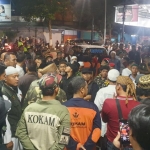 Puluhan massa dari ormas gabungan mendatangi tempat karaoke Maxi Brillian yang kembali beroperasi, Sabtu (16/11) kemarin.