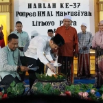 Wakil Gubernur Jawa Timur Emil Elestianto Dardak saat memotong tumpeng, sebagai tanda peringatan Hari Lahir ke-37 Ponpes HM Al Mahrusiyah III. (Ist)