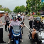 Anggota Satlantas Polres Ngawi saat lakukan imbauan tertib berlalu lintas di Perempatan Kartonyono.