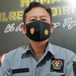 Kasi Humas Polres Kediri Kota, AKP Henry Mudi Yuwono, S.H. saat memberi keterangan kepada wartawan.