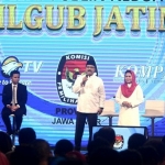 Gus Ipul dan Puti Guntur saat tampil di Debat Publik kedua Pilgub Jatim di salah satu stasiun televisi.