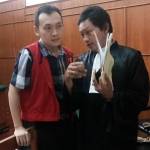 BERUNDING-Terdakwa berunding dengan kuasa hukumnya usai sidang di PN Surabaya, Rabu (30/4/2014) lalu. foto : nur faishal/BangsaOnline

