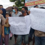 Puluhan warga Desa Sumberagung, Megaluh, Kabupaten Jombang, menggeruduk kantor desa setempat, Senin (19/10/20).