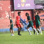 Al Hamra Hehanusa (dua dari kanan) mulai berlatih di Persik Kediri. Foto: Ist.