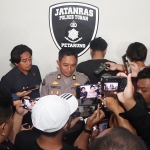 Kasihumas Polres Tuban, Iptu Siswanto, memberikan keterangan terkait penangkapan salah satu pelaku penganiayaan.
