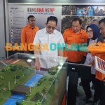 Pj. Gubernur Jatim Adhy Karyono didampingi Kalaksa BPBD Jatim Gatot Subroto saat di Tenda Pendidikan Bencana. FOTO: Devi Fitri Afriyanti/BANGSAONLINE