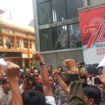 Aksi di kantor Dinas Pendidikan Kabupaten Pamekasan.