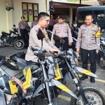 Kapolres Ngawi AKBP Dwi Sumrahadi Rakhmanto saat melakukan pengecekan bantuan lima motor untuk menunjang patroli.