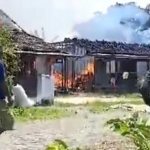 Sejumlah rumah di Desa/Kecamatan Gayam, Kabupaten Bojonegoro, terbakar saat ditinggal pemiliknya sedang memanen padi di sawah, Selasa (26/3/2024). Foto: Kompas.com