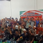 Bacabup Suhandoyo dan Bacawabup Suudin foto bersama relawan di Kecamatan Sarirejo. (foto: ist).