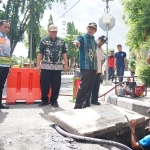 Bupati Lamongan, Yuhronur Efendi saat meninjau proses pengerukan dan pembersihan sedimen drainase di wilayah kota